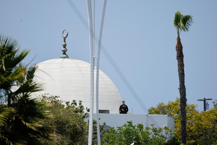 צילום: REUTERS/Mike Blake קליפורניה סן דייגו זירת ירי מסגד