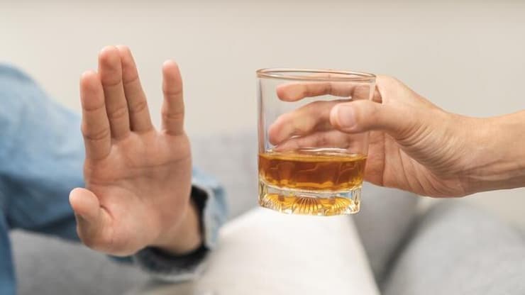 נזקי האלכוהול עשויים להצטבר כבר מגיל צעיר ולהשפיע על הבריאות בהמשך החיים (צילום: Shutterstock) הפסקת שתיית אלכוהול