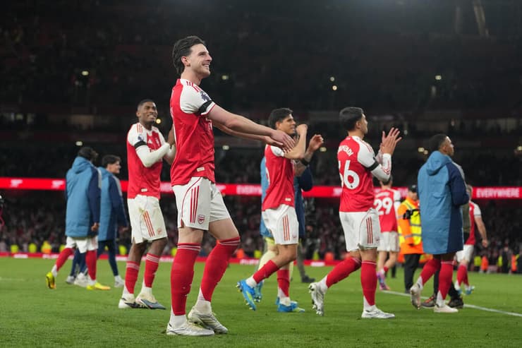 רייס חוגג עם האוהדים בסיום (צילום: AP Photo/Kirsty Wigglesworth) רייס חוגג עם האוהדים בסיום