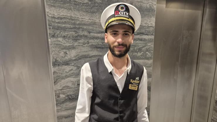 וגם עובדים מחופשים (צילום: אסף קמר) אחד מאנשי הצוות מחופש למלח