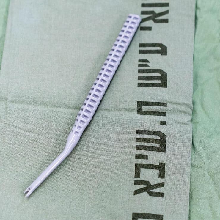 הסכין הייעודית המשמשת לניתוח לתסמונת התעלה הקרפלית בגישה החדשה (צילום: המרכז הרפואי שיבא) הסכין הייעודית לניתוח לתסמונת התעלה הקרפלית