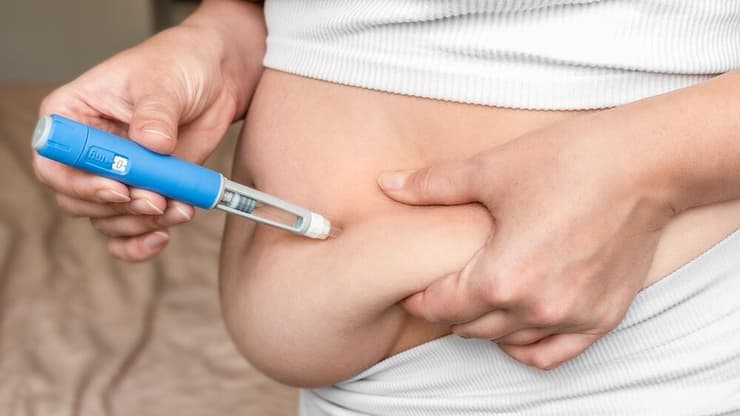 שימוש בזריקת הרזיה. אילוסטרציה (צילום: shutterstock) שימוש בזריקת הרזיה