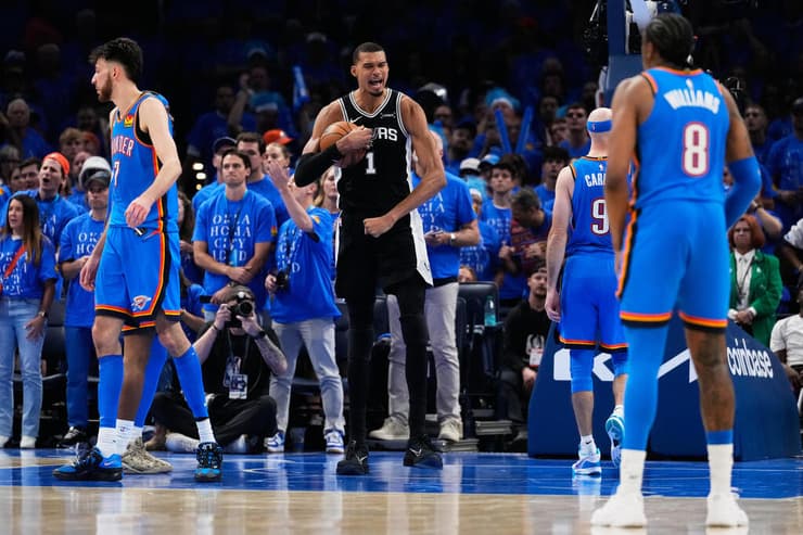 שאגת הניצחון. וומבניאמה (צילום: AP Photo/Tony Gutierrez) ויקטור וומבניאמה