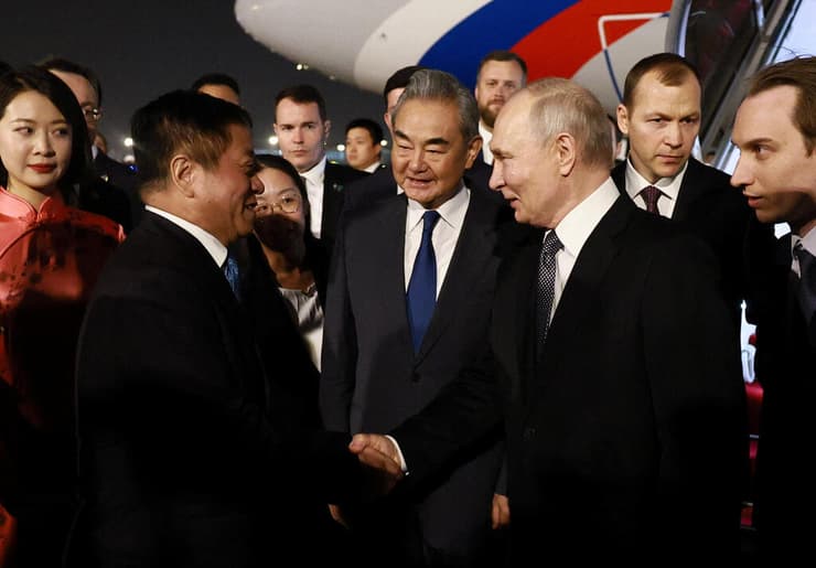 צילום: Sputnik/Vladimir Smirnov/Pool via REUTERS נשיא רוסיה פוטין נוחת ב בייג'ינג סין