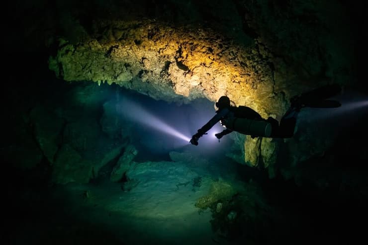 צלילה למערה תת-ימית במקסיקו (צילום: Subphoto.com / Shutterstock) צלילה למערה תת-ימית במקסיקו