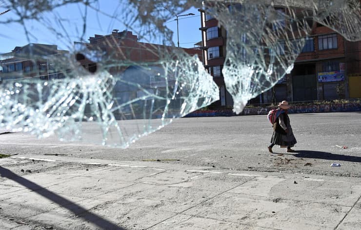 חלון שנשבר במהומות באל אלטו, בוליביה (צילום: REUTERS/Claudia Morales) בוליביה אל אלטו מהומות הפגנות נגד הנשיא רודריגו פס פאס