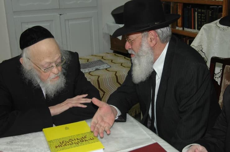 הרב פרופ' שטינברג (מימין) לצד הרב יוסף שלום אלישיב. "בעולם היהודי תמיד היו מחלוקות הלכתיות" הרב פרופ' שטינברג (מימין) לצד הרב יוסף שלום אלישיב