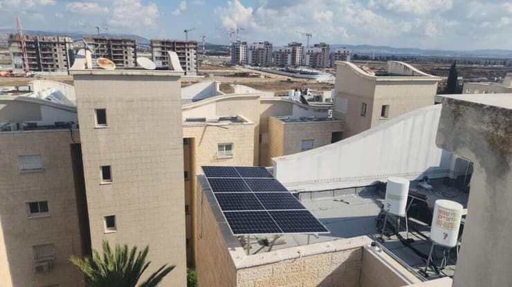 פאנלים סולאריים בעכו (צילום: משרד האנרגיה והתשתיות) פאנלים סולאריים בעכו