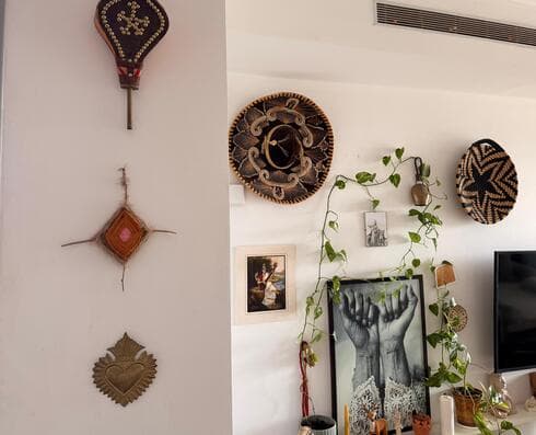 "הייתי רוצה לעבוד פחות וליהנות יותר. כשאני יותר מדי בערוץ של העסק אני לא נהנית ואני מזכירה לעצמי לחזור לערוץ של היצירה והאמנות" (צילום: אסי חיים) רננה אורן - על הספה