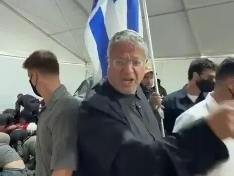 עם דגל ישראל ביד: בן גביר עם פעילי המשט פנתה לבין גביר - ורותקה על ידי שב״ס