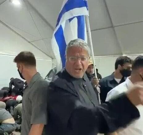 בכתבה הודגש כי איתמר בן גביר הסתובב בין עצורי המשט פנתה לבין גביר - ורותקה על ידי שב״ס