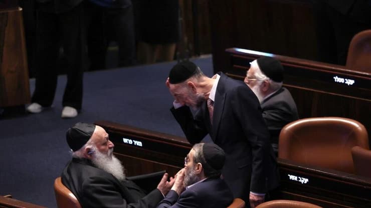 חברי כנסת חרדים במליאה (צילום: אלכס קולומויסקי) אישור הצעת החוק לפיזור הכנסת