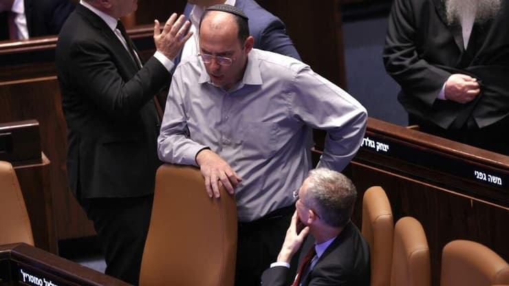 ח"כ רוטמן עם השר לוין (צילום: אלכס קולומויסקי) אישור הצעת החוק לפיזור הכנסת