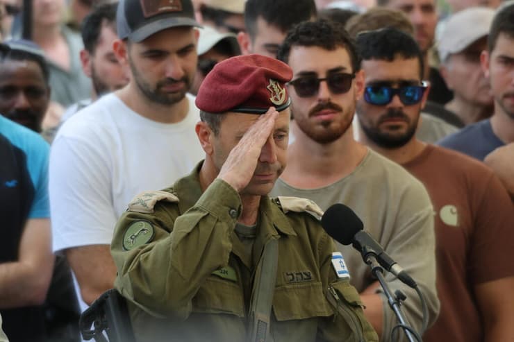 האלוף אבי בלוט. "כל כך התרשמתי מהרצון שלך להטביע חותם" (צילום: יריב כץ) הלוייתו של רס"ן איתמר ספיר