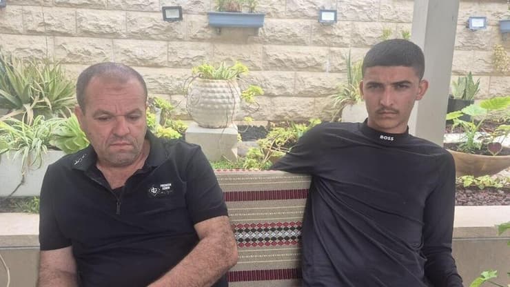 "יצא לקנות מתנת יום הולדת - ולא חזר". אביו ואחיו של קאסם (צילום: חסן שעלאן) אביו ואחיו של הנרצח