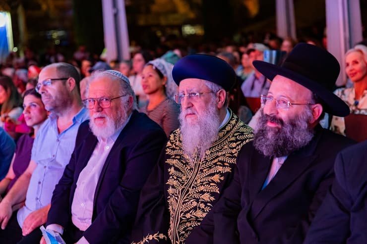הרב שמואל רבינוביץ, הרב הראשי דוד יוסף והרב יהודה עמיחי (צילום: חיים טויטו) הרב שמואל רבינוביץ, הרב הראשי דוד יוסף והרב יהודה עמיחי