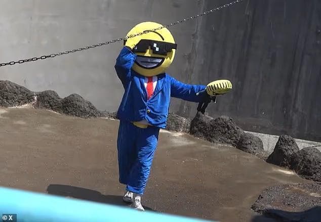 תיעוד של העבריין בתוך הכלוב של קופי המקוק