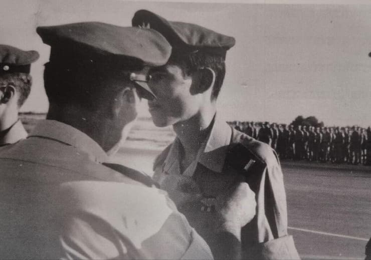 מפקד חיל האוויר, אלוף בני פלד, מעניק לאמיר ז"ל את כנפי הטיס (צילום: מהאלבום המשפחתי) מפקד חיל האוויר, אלוף בני פלד, מעניק לאמיר קליין את כנפי הטיס