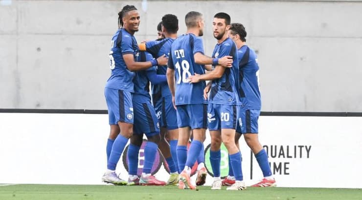 שחקני מכבי פתח תקווה חוגגים (ראובן שוורץ) שחקני מכבי פתח תקווה חוגגים