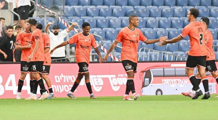 שחקני בני יהודה מאושרים (ראובן שוורץ) שחקני בני יהודה מאושרים
