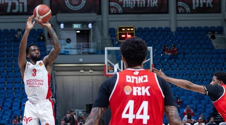 קאדין קרינגטון עולה לשלשה (אורן בן חקון) קאדין קרינגטון עולה לשלשה