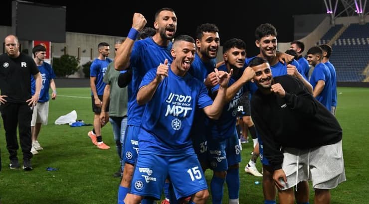 שחקני מכבי פתח תקווה חוגגים עליית ליגה (ראובן שוורץ) שחקני מכבי פתח תקווה חוגגים עליית ליגה
