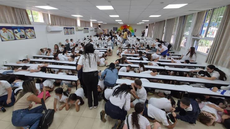 תלמידים מתגוננים בכיתה בקריית שמונה (צילום: שימוש לפי סעיף 27א' בחוק זכויות יוצרים) תלמידים מתגוננים בכיתה בקריית שמונה