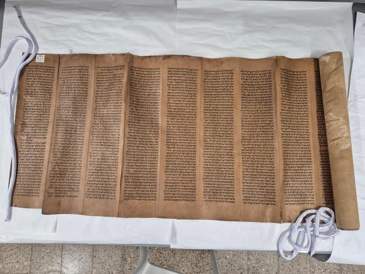 היריעות בספר התורה העתיק (צילום באדיבות אנו - מוזיאון העם היהודי) היריעות בספר התורה העתיק