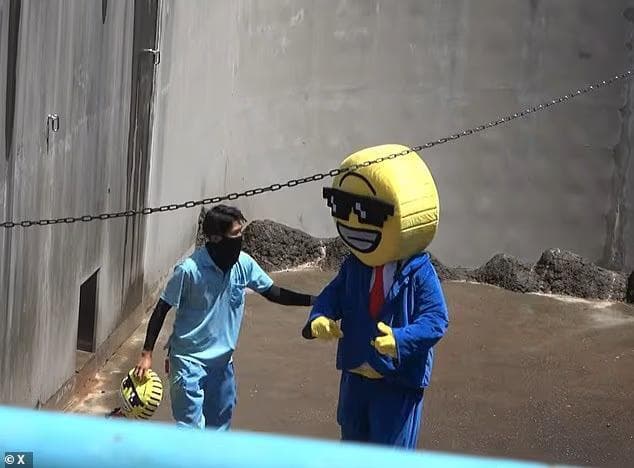 עובד גן החיות עוצר ומפנה בכוח את הפולש
