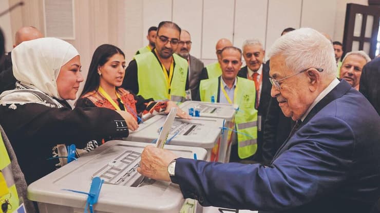  אבו־מאזן מצביע, השבוע. הבחירות לא נושאות בשורה, אבל השפל העמוק שבו מצויים הפלסטינים לא אמור להסב שביעות רצון לישראלים
