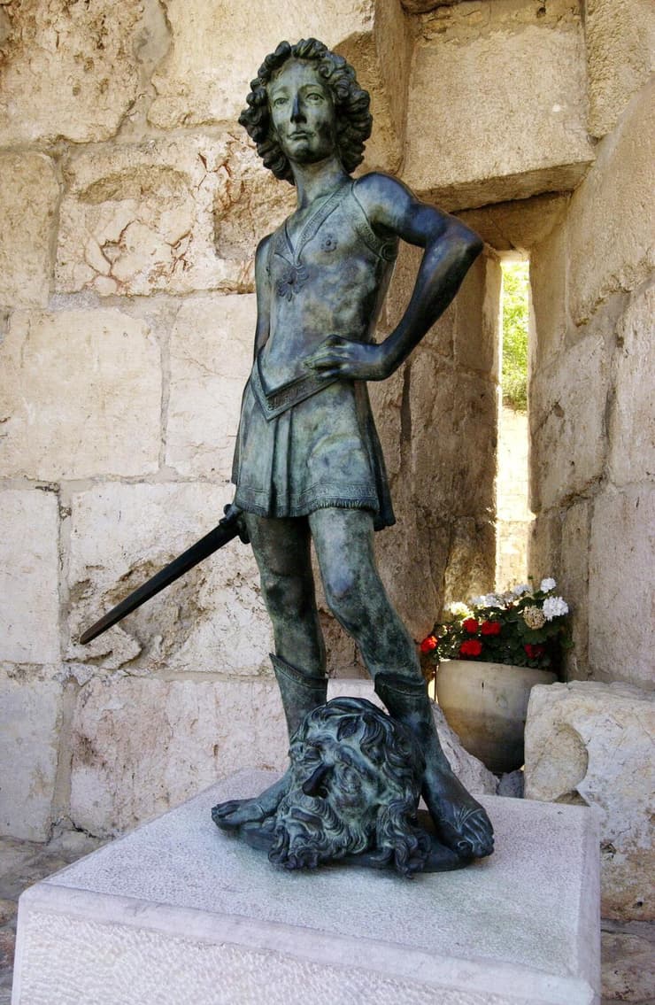 פסל דוד, עם ראשו של גלית, במגדל דוד. העתק של פסל שיצר הפסל האיטלקי אנדראה דל ורוקיו (צילום: מארק ניימן, אוסף התצלומים הלאומי) פסל דוד, עם ראשו של גלית, במגדל דוד. העתק של פסל שיצר הפסל האיטלקי אנדראה דל ורוקיו