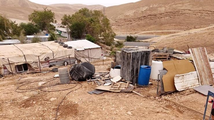 חאן אל אחמר, אתמול (צילום: שאול גולן ) פינוי מאחז חאן אל אחמר