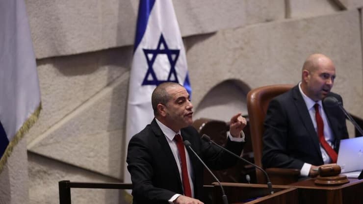 יו"ר הקואליציה ח"כ כץ מציג את החוק לפיזור הכנסת (צילום: אלכס קולומויסקי) אישור הצעת החוק לפיזור הכנסת