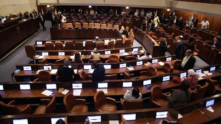 פיצול היועמ"ש תפס תאוצה. אישור הצעת החוק לפיזור הכנסת (צילום: אלכס קולומויסקי) אישור הצעת החוק לפיזור הכנסת
