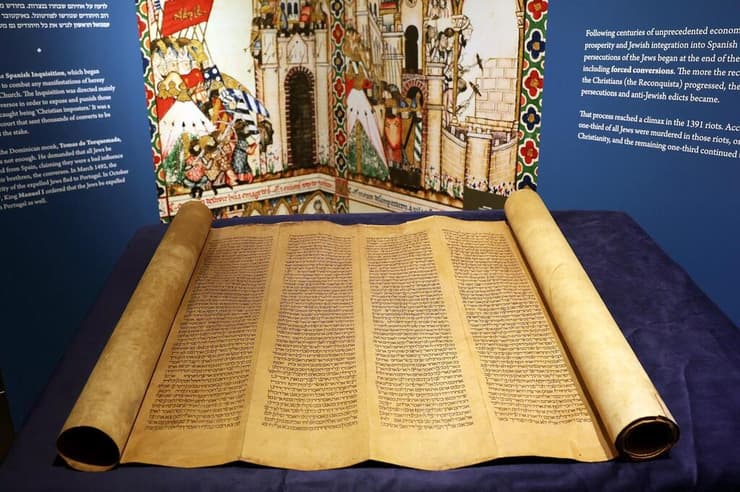 כמה פרקים בספר בראשית ביריעות (צילום: איציק בירן) כמה פרקים בספר בראשית ביריעות