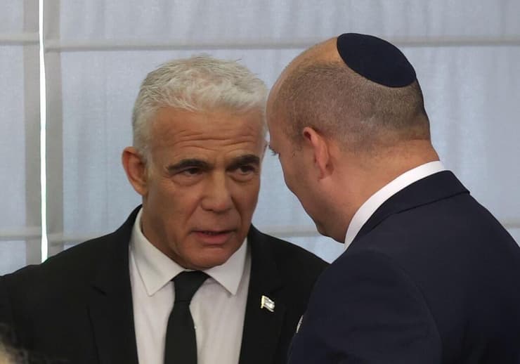 "בעיניי זה לא דמוקרטי". בנט ולפיד (צילום: אלכס קולומויסקי ) נפתל בנט ויאיר לפיד