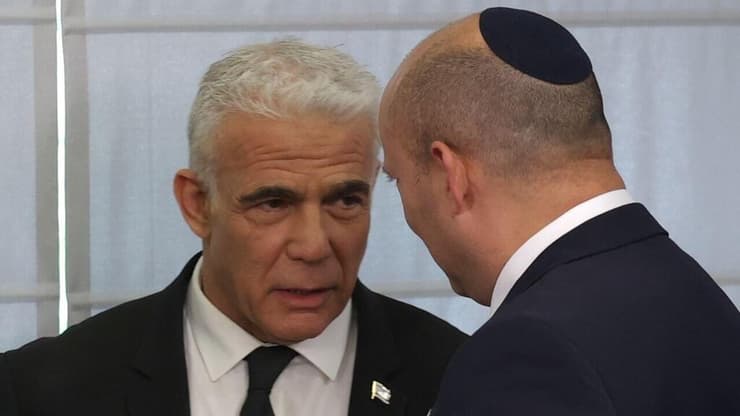 כבר מצא את "האשמים" בפיגועים, אם יהיו. בנט ולפיד (צילום: אלכס קולומויסקי) נפתל בנט ויאיר לפיד