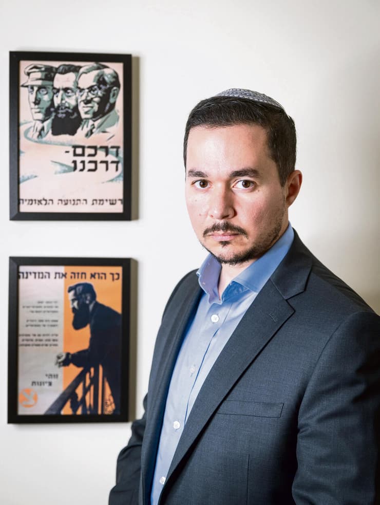 דן אילוז בלשכתו בכנסת, השבוע. "זה חוק שיש בו הרבה יותר חורים מאשר גבינה" | צילום: אלכס קולומויסקי