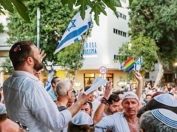 עימותים בין דתיים לחילונים בכיכר דיזנגוף. להוריד את החומות, לא להגביה אותן | צילום: דנה קופל (דנה קופל) עימותים בין דתיים לחילונים בכיכר דיזנגוף. להוריד את החומות, לא להגביה אותן | צילום: דנה קופל
