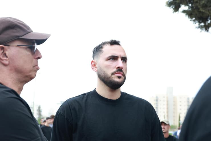 עידן זלמנסון (צילום: דנה קופל) עידן זלמנסון בהלוויה של רז אדם