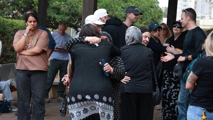 משפחתו של רז אדם (צילום: דנה קופל) ההלוויה של רז אדם