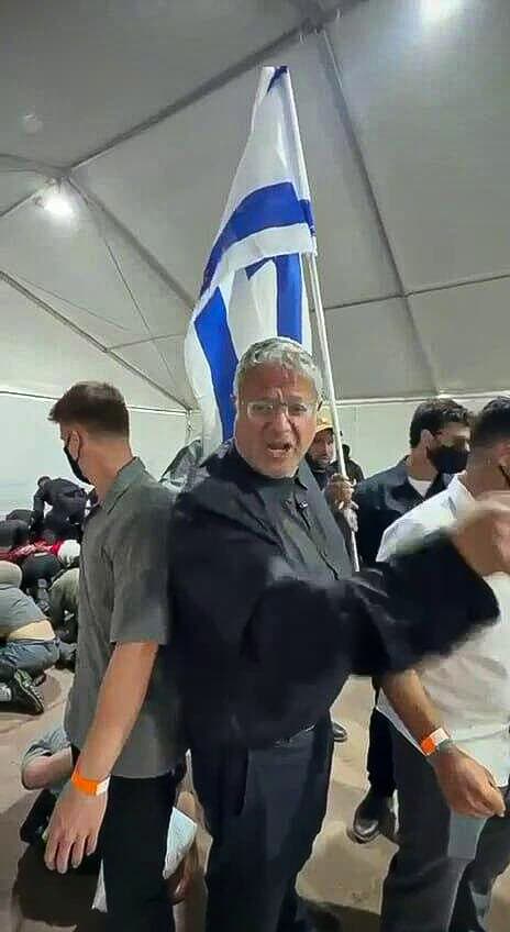 פנתה לבין גביר - ורותקה על ידי שב״ס