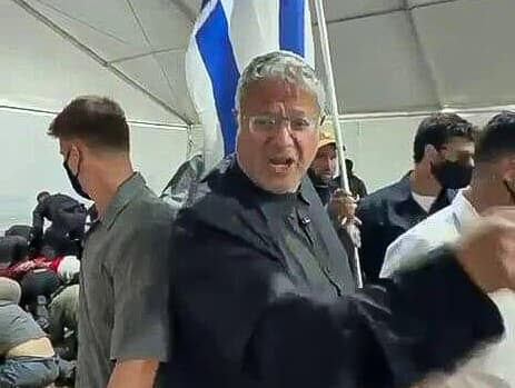 פנתה לבין גביר - ורותקה על ידי שב״ס