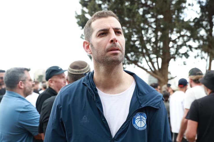 גוני יזרעאלי (צילום: דנה קופל) גוני יזרעאלי בהלוויה של רז אדם