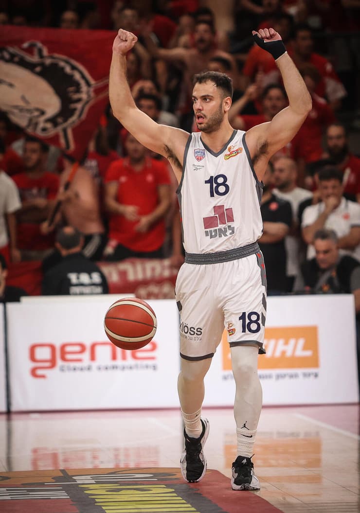 "מצחיק, שונה, גבר, לוחם". אדם במדי קריית אתא (צילום: עוז מועלם) רז אדם קריית אתא