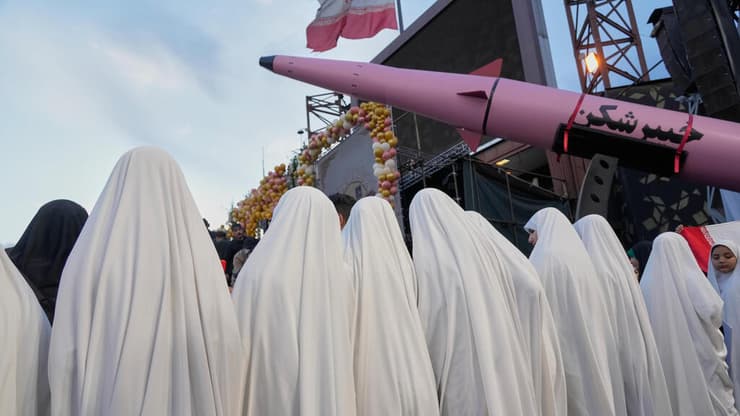 גם הטיל נצבע (צילום: AP Photo/Vahid Salemi) טהרן