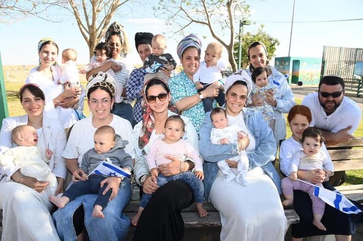 חגיגת שבועות ביישוב שלומית עם התינוקות החדשים (צילום: הרצל יוסף) חגיגות חג השבועות בקיבוץ שלומית התינוקות החדשים בקיבוץ