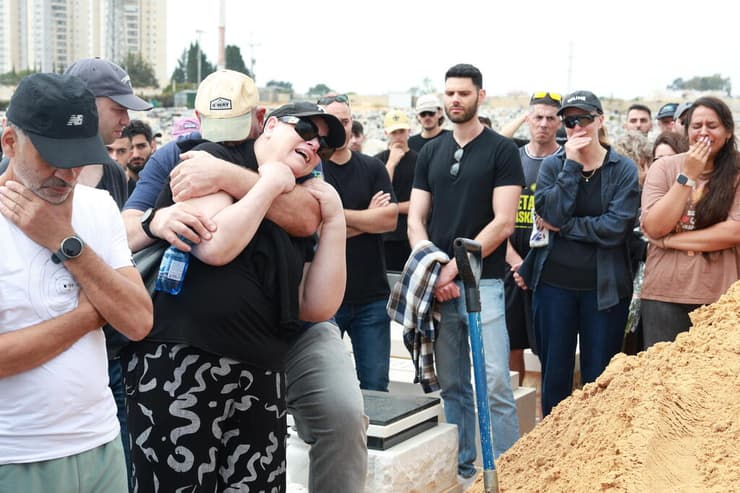 "תשמור עלינו מלמעלה" (צילום: דנה קופל) ההלוויה של רז אדם