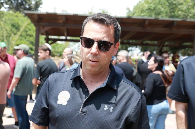 יו"ר הפועל גליל עליון טמיר אברהמס (צילום: דנה קופל) יו"ר הפועל גליל עליון טמיר אברהמס בהלוויה של רז אדם