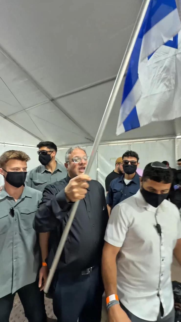 בן גביר ועצורי המשט פנתה לבין גביר - ורותקה על ידי שב״ס